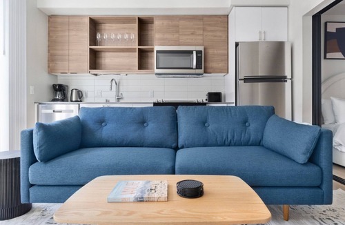 West Queen Anne Apartment | Blueground | West Queen Anne, balcony, nr Kerry Park