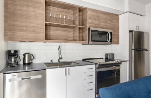 West Queen Anne Apartment | Blueground | West Queen Anne, balcony, nr Kerry Park