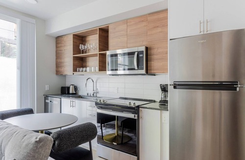 West Queen Anne Apartment | Blueground | West Queen Anne, balcony, nr Kerry Park