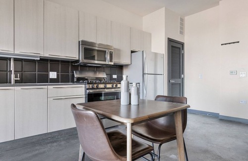Wicker Park Apartment | Blueground | Wicker Park, rooftop, nr Humboldt Park
