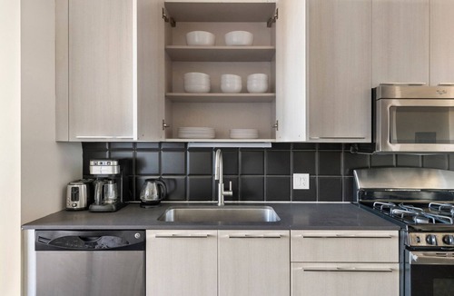 Wicker Park Apartment | Blueground | Wicker Park, rooftop, nr Humboldt Park