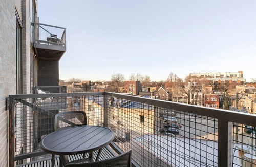 Wicker Park Apartment | Blueground | Wicker Park, rooftop, nr Humboldt Park