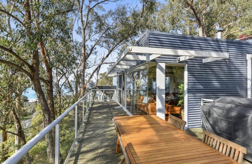 Lorne House | Bluegums@Lorne - Elevated Views with WIFI