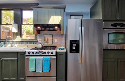Siskiyou-Hargadine Historic District House | Bluemoon Vacation Rentals - Anne Hathaway House