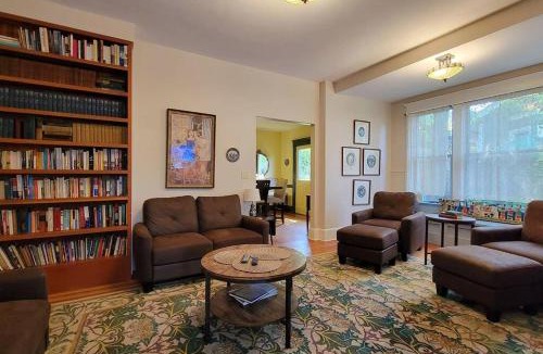 Siskiyou-Hargadine Historic District House | Bluemoon Vacation Rentals - Anne Hathaway House