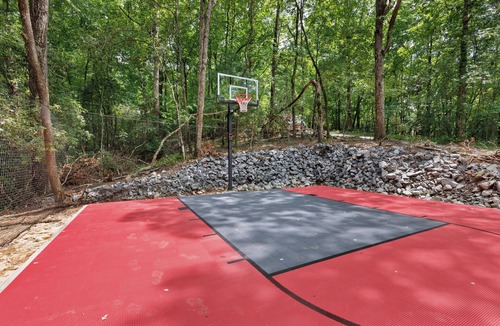 Blue Ridge Cabin | BlueRidge Cabin/Basketball-Putting Green w/Creek