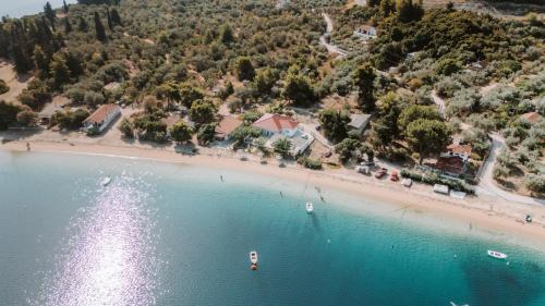 Gialtra Villa | Bluevera sandy beachfront villa-Aidipsos bay