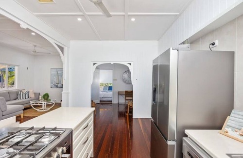 Urangan House | Bluewater Beach Retreat - 5BD/Pool/Walk to Beach