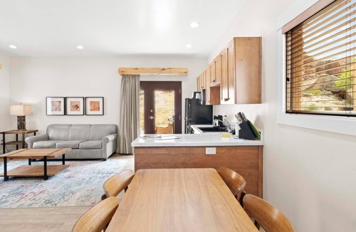 Bluff Hotel | Bluff Dwellings Resort