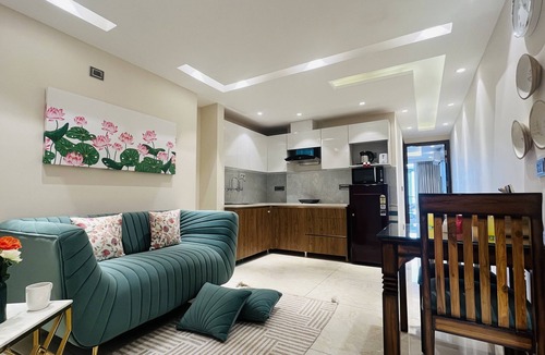 Sector 14 Hotel | BluO 1BHK Suite - Balcony, Lift, Gym, Parking