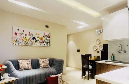 Sector 14 Hotel | BluO 1BHK Suite - Balcony, Lift, Gym, Parking