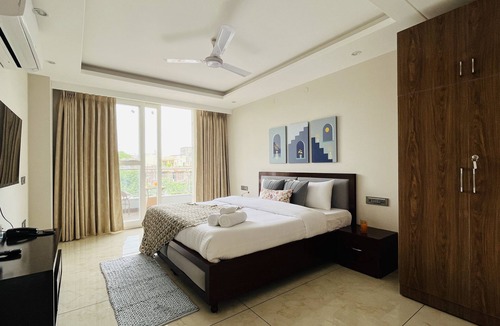 Sector 14 Hotel | BluO 1BHK Suite - Balcony, Lift, Gym, Parking, TT