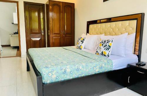 Defence Colony Apartment | BluO Studio Defence Colony Mkt - Kitchen, Balcony