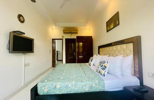 Defence Colony Apartment | BluO Studio Defence Colony Mkt - Kitchen, Balcony