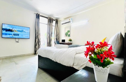 Defence Colony Apartment | BluO Studio - Defence Colony - BathTub, Kitchen