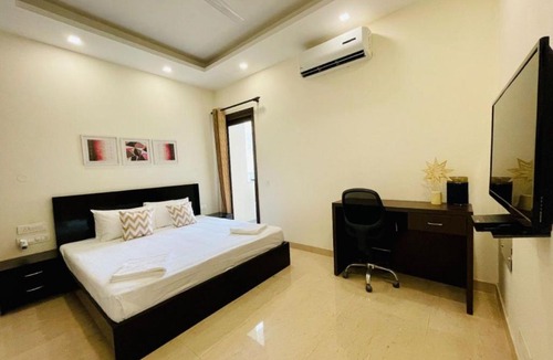 DLF City Apartment | BluO Studio DLF CyberCity - Kitchen, Balcony, Lift