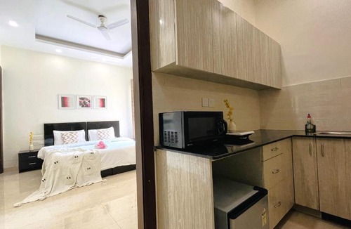 DLF City Apartment | BluO Studio DLF CyberCity - Kitchen, Balcony, Lift