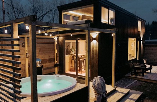 Chatham House | BLUSH: Boutique TINY home*private spa*walk to town