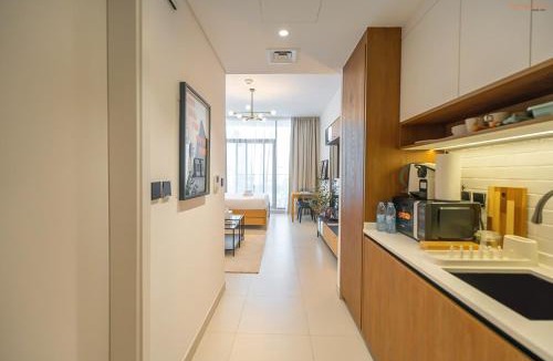 Dubai Apartment | Bnbeyond's Sassy Studio with Expansive Balcony