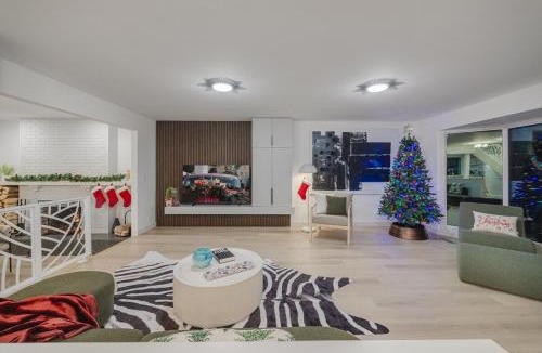 Canyon Meadows House | Board Games, King Bed, Cocoa Bar, & Firewood!