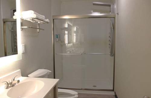 Lamar Heights Hotel | Boarders Inn & Suites by Cobblestone Hotels - Lamar