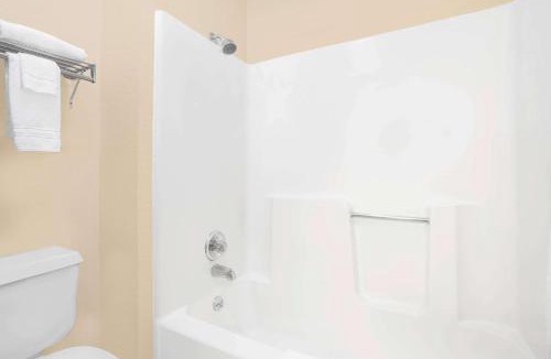Waterloo Hotel | Boarders Inn & Suites by Cobblestone Hotels Waterloo Cedar Falls