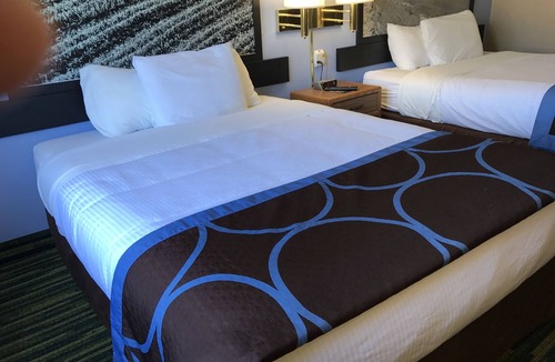 Waterloo Hotel | Boarders Inn & Suites by Cobblestone Hotels - Waterloo/Cedar Falls