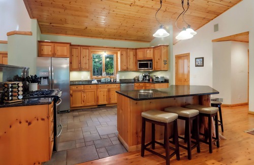 Mayfield House | Boardman Monarch - Upscale Riverfront Lodge with Hot Tub and Fireplace!