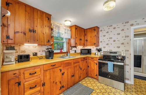 Melvin Village House | Boat House Hideaway at The Blue Spruces