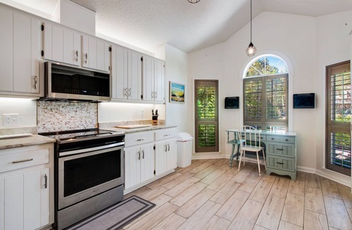 Gulf Breeze Cottage | Boat lift, RV hookups, Hot tub,