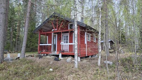 Polvijarvi Ski Chalet | BOAT REQUIRED Traditional Finnish lakeside off-grid island cabin