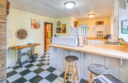 Sherrodsville House | Boat & Unwind! Charming Atwood Lake Farmhouse