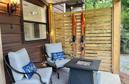 Little Kowaliga House | Boathouse. Dog Friendly. Sleeps 4. Big Views. Kayak. Paddleboat. Dock. Boat Ramp