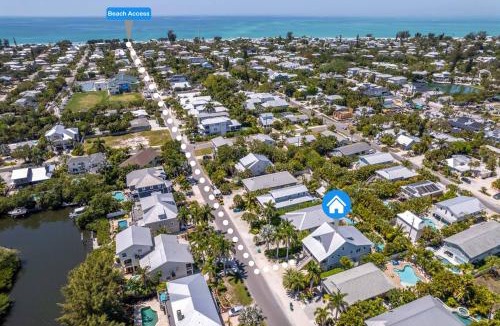 Anna Maria House | Bodacious Oasis, three bedrooms and two and half bathrooms plus den in Anna Maria