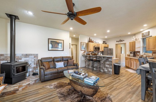 Cascade House | Bogie Bungalow - Walk to lake, bar & restaurant - Near golf course - AC - Fireplace - Pet Ok