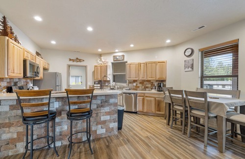 Cascade House | Bogie Bungalow - Walk to lake, bar & restaurant - Near golf course - AC - Fireplace - Pet Ok