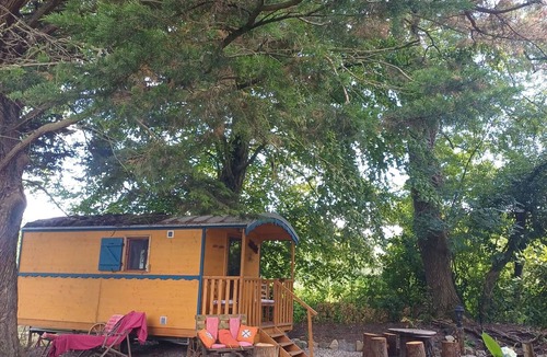 Vilde-Guingalan Cabin | Bohemian Getaway: A Caravan in the Heart of the Breton Countryside. 15 minutes from Dinan.