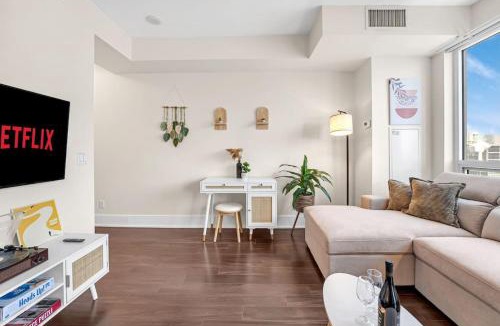 Toronto Entertainment District House | Boho 2bdrm Sleeps 6 near Rogers MTCC Union CN tower