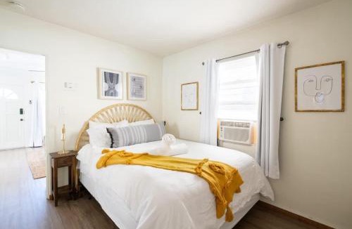 Pacific Beach House | Boho Chic Cottage Walk to Cafes Outdoor Lounge