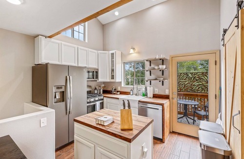 Southside House | Boho Chic Mountain Loft | Walk to Downtown & NAU | AC, Gas Fireplace, Balcony with Grill