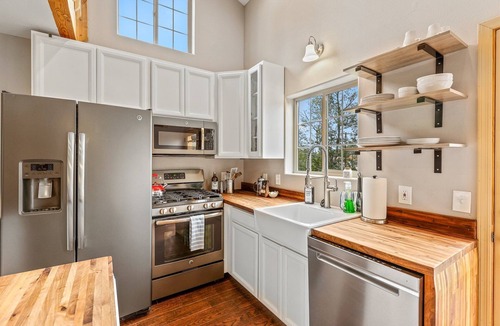 Southside House | Boho Chic Mountain Loft | Walk to Downtown & NAU | AC, Gas Fireplace, Balcony with Grill