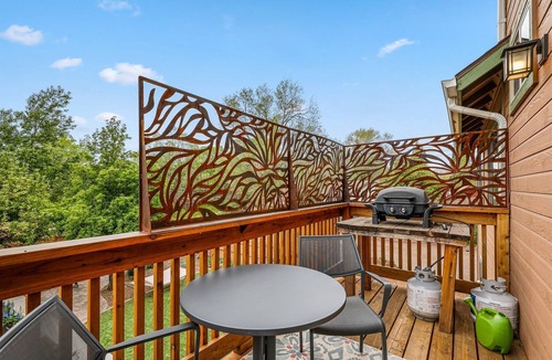Southside House | Boho Chic Mountain Loft | Walk to Downtown & NAU | AC, Gas Fireplace, Balcony with Grill