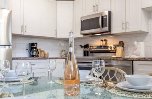 North Central Edmonton House | BoHo Chic Suite - Long Stays - Fireplace - Garage