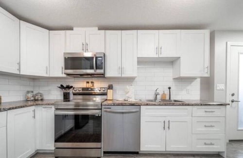 North Central Edmonton House | BoHo Chic Suite - Long Stays - Fireplace - Garage