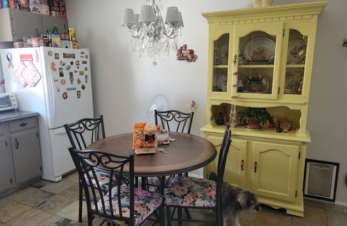Southeast Calgary House | Boho chic vibe! Family & Dog friendly, 5G, A/C, Hot tub, close to Stampede Park!