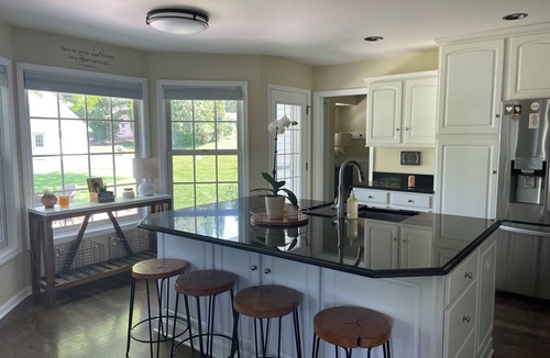 Sheboygan Falls House | Boho Farmhouse - Fire Pit - Huge Backyard-Golfing - Family Friendly