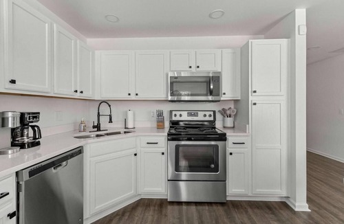 Charleston House | Boho Ferry- Mins from Credit One- Pet Friendly