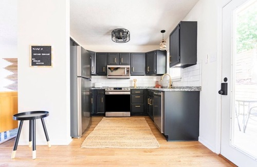 Lexington House | Boho-Glam Bungalow 2 Kings, Fire Pit, Fenced Yard, Prime location