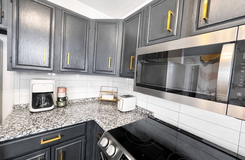 Lexington House | Boho-Glam Bungalow 2 Kings, Fire Pit, Fenced Yard, Prime location