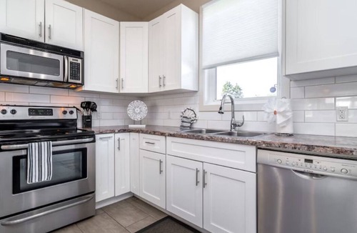 North Central Edmonton House | BoHo House-Sleeps 17-Garage-3 Kitchens-Fireplace